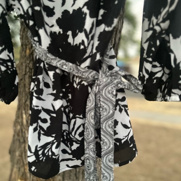 George Black and White Floral Top - Picture 3 of 4